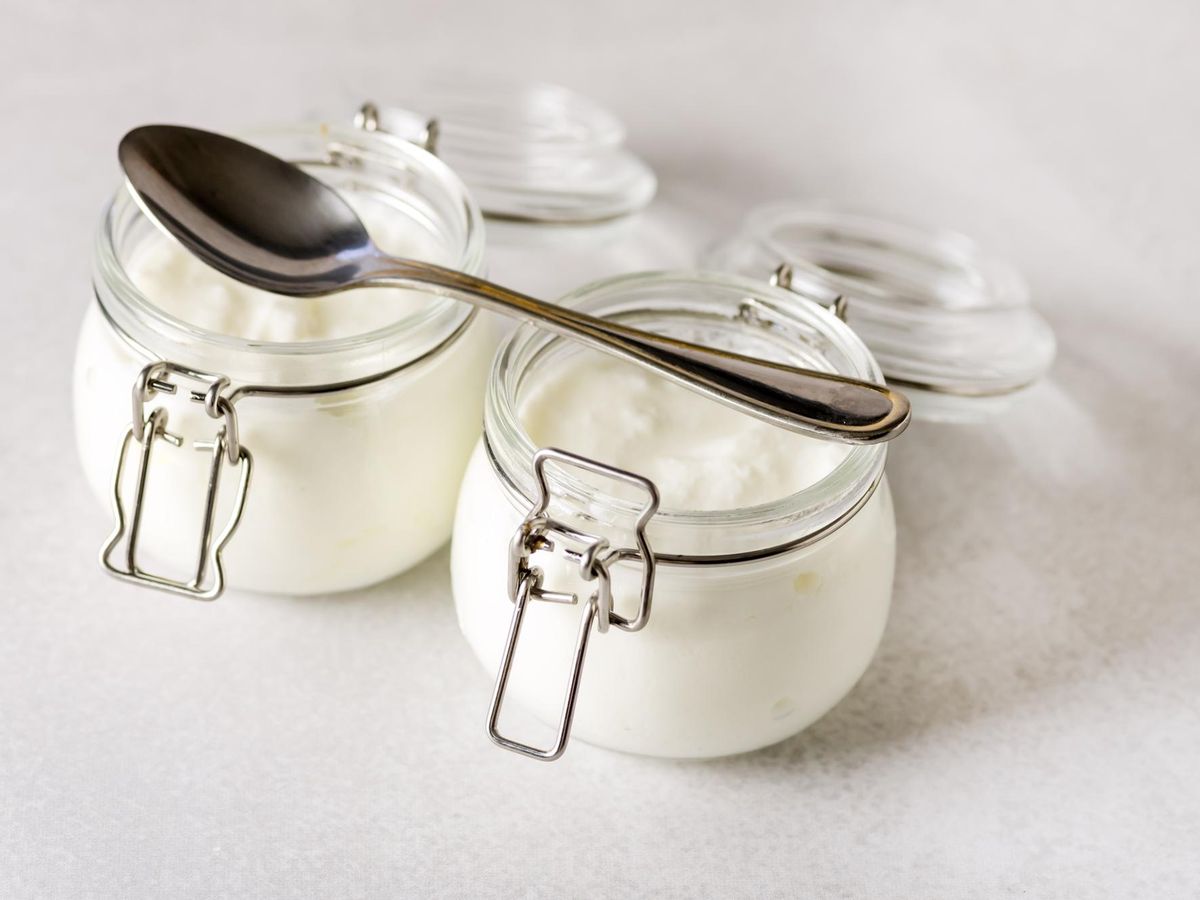 Jak powstaje jogurt naturalny i co wpływa na jego jakość?
